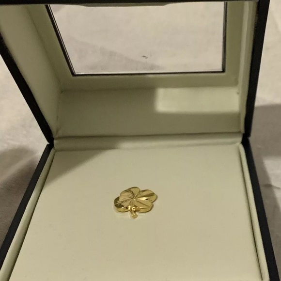 Men's Fashion Guild Approved for Fashion A Novel Idea Shamrock Pin 4 Leaf Clover - Picture 6 of 8